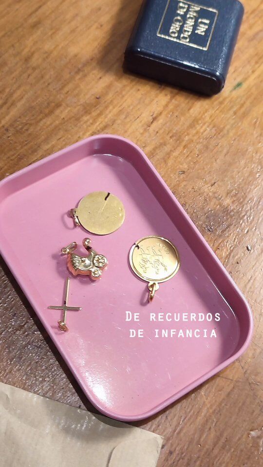 Así es como damos nueva vida a vuestras joyas familiares: con mimo, intención y mucho respeto por su historia.

Si tienes piezas a las que guardas un cariño especial, pero te gustaría darles un toque más actual, cuenta con nuestro Atelier para acompañarte en el proceso de transformación.
Trabajaremos juntas para crear un diseño que te represente, sin perder la esencia ni la carga sentimental que las hace únicas.

¿Te animas a darles una nueva vida?

#JoyasConHistoria #TransformaciónDeJoyas #AtelierDeJoyería #JoyeríaArtesanal