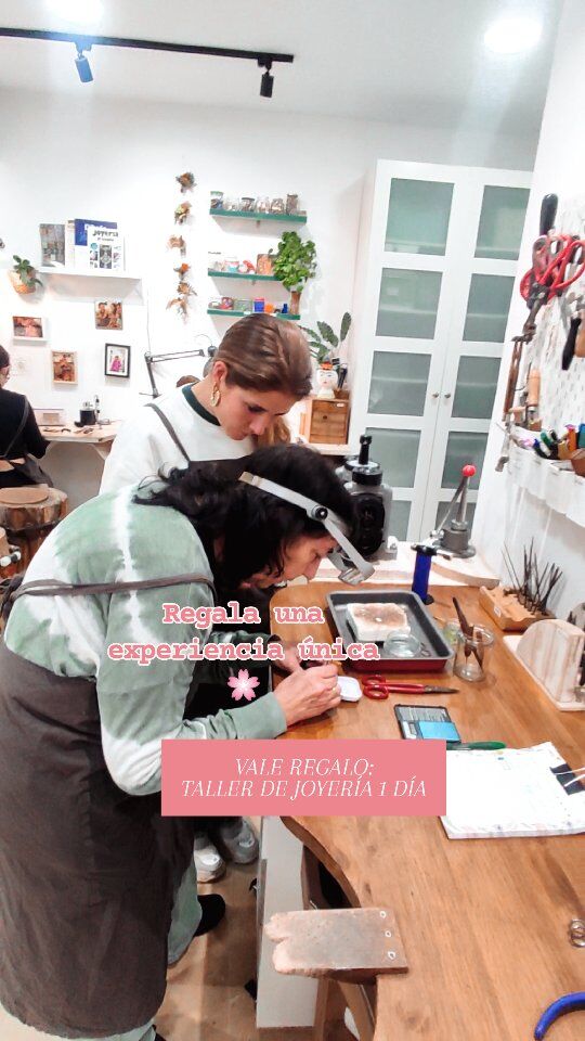 Sorprende a tu persona favorita con una experiencia única y una joya para toda la vida.

Tienes muchas opciones de talleres de joyería que puedes regalar.
Te preparamos UN VALE REGALO muy moni y personalizado para que puedas entregar de regalo. 🎁 

¿Te gustaría qué te hicieran un regalo así de especial?

#experienciascreativas  #tallerjoyeriagracia 
#joyasparatodalavida