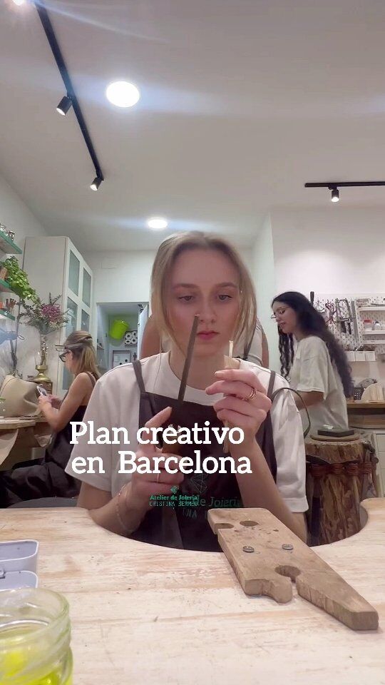 Siempre has querido aprender como se hace una joya o bien quieres pasar un rato creativo realizando una experiencia original y diferente?
En nuestro Atelier tienes la oportunidad :)
Participa en un 🌻Taller de joyería de 1 día🌻
Puedes venir los jueves, viernes y sábado.
¡Estaremos con este horario hasta Julio!

Pero lo mejor es que cada messs os ofrecemos joyas diferentes para venir a hacer.[ Y sin olvidarnos de las clases regulares que se ofrecen para aprender un oficio paso a paso y a tu ritmo] pero ya en otro reel os damos más detalles.

Si quieres puedes reservar plaza ya para ti o regalárselo a tu persona favorita 😋.

Hay solamente 7 plazas por turno, así que no esperes a último momento para reservar porque se llenan muy rápido 🌸

Échale un vistazo a todas las opciones en nuestra web 🌐y si tienes dudas, contáctanos por WhatsApp, Sebas nuestro compi detrás del teléfono te responderá encantado 💌.

Gracias @mariastrybe
Por este vídeo del día que vinistes a hacer un brazalete para tu mami

#tallerjoyeriagracia #experienciasoriginales #regalomami #diadelasmadre #creatujoya #joyasdeplata #aprendejoyeria #bermeo
