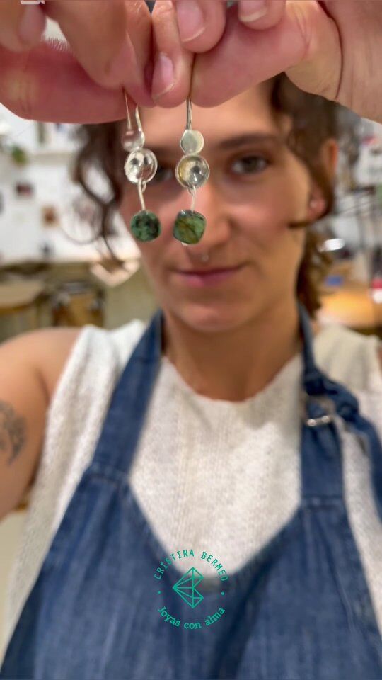 En la tienda de Barcelona realizamos piezas únicas de manera artesanal por eso...si te gusta alguna, no dudes en quedártela porque no habrá otra igual 💘

📽️Joyas posando con @zoemolina

#joyasconalma