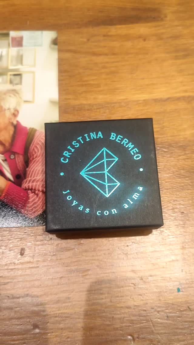 Un pececito en recuerdo de Mercè

Hace unas semanas, Francesc vino al taller con un pececito de plata entre las manos. Era una joya muy especial: una pieza que había comenzado a crear Mercè, una de nuestras alumnas más queridas, con la que compartimos muchas risas y momentos inolvidables. Mercè nos dejó este año, y no pudo acabar el broche que estaba preparando para él.

Francesc nos pidió algo muy delicado: que acabáramos el trabajo de Mercè sin modificar sus texturas ni alterar su diseño, para poder llevarlo siempre con él como recuerdo. Un gesto precioso que nos emocionó profundamente
Para nosotras fue un verdadero honor dar forma final a esta joya. Ponerle el cierre fue mucho más que un paso técnico: fue un acto simbólico, un homenaje a su talento, a su luz y a todo lo que compartimos en el taller. Mercè tenía esa energía que llenaba la sala, una sonrisa luminosa y unas manos llenas de sensibilidad.

Gracias, Francesc, por confiar en nosotras para cuidar este pedacito de Mercè. Este pececito de plata ya no es solo una joya, es también memoria, amor y un vínculo que sigue nadando con fuerza.