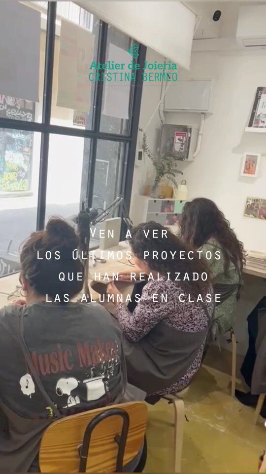 ✨ ¿Te gustaría aprender a hacer tus propias joyas?
En nuestras clases regulares de joyería, como ves en este vídeo, nuestras alumnas crean sus piezas desde cero, aprendiendo paso a paso todas las técnicas del oficio artesanal.
📅 Funcionamos con packs de horas que puedes usar como más te convenga: tú decides cuándo venir dentro de nuestros horarios de clases. No hay un mínimo de asistencia, nos adaptamos a tu ritmo y a tu día a día.
👩‍🏫 Grupos reducidos, asesoría personalizada y un taller completamente equipado en el corazón del barrio de Gràcia, en Barcelona.

Diseña lo que imaginas. Aprende a crear con tus manos.
Ven a probar una clase y descubre si este es tu nuevo lugar favorito. 💫

💌 Visita la web cristinabermeo.com
si quieres más info o reservar tu plaza!

#clasesjoyería